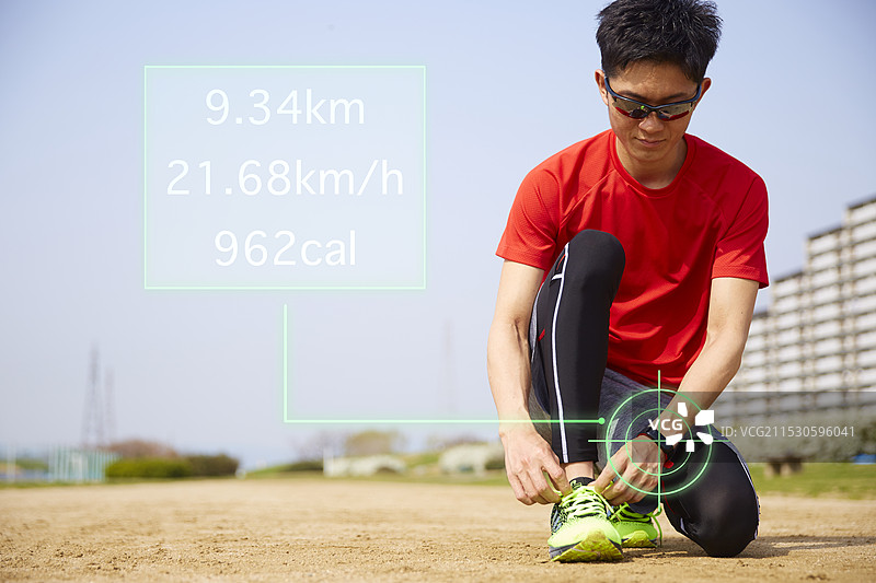 运动场上跑步者正在系鞋带图片素材