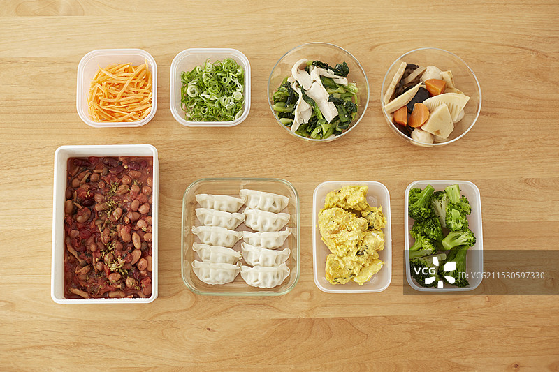 各种食品在保鲜盒中的俯视图图片素材
