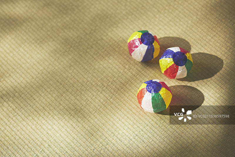 榻榻米上的纸气球图片素材