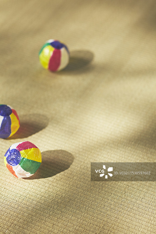 榻榻米上的纸气球图片素材