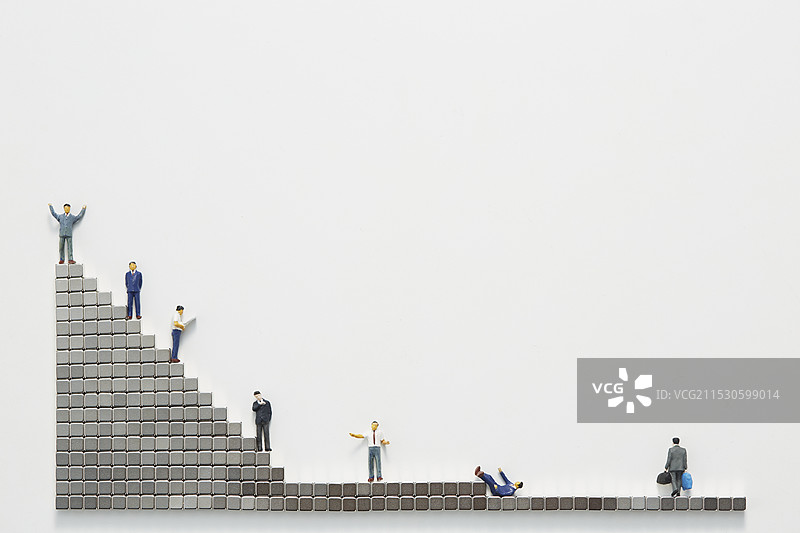 商人微缩模型与磁性积木放置在楼梯上图片素材