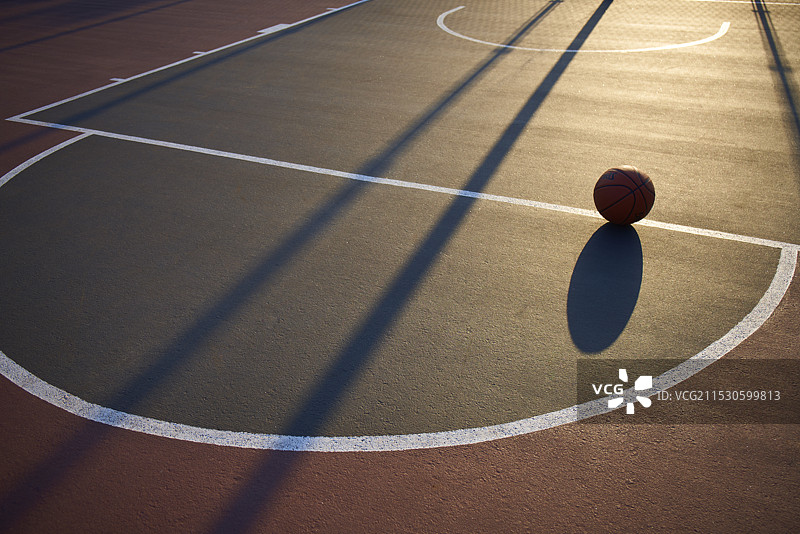 夕阳照耀下的篮球场图片素材