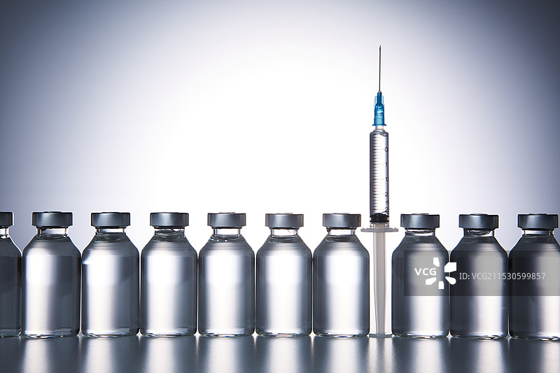 水平排列的药瓶和注射器图片素材