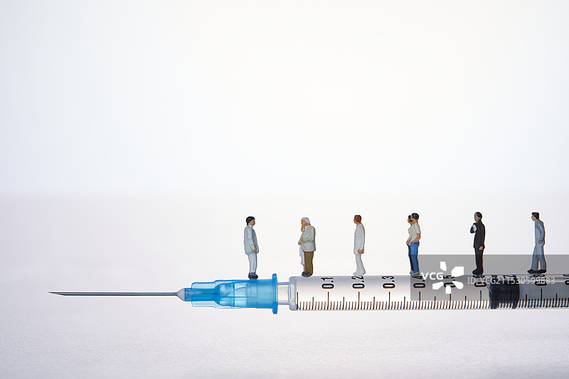 注射器顶部的小型玩偶图片素材