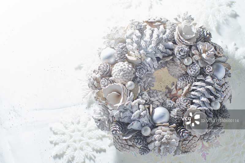 由白色部分制成的圣诞花环图片素材