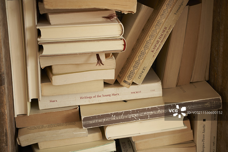 许多书籍杂乱无章地堆成一堆图片素材