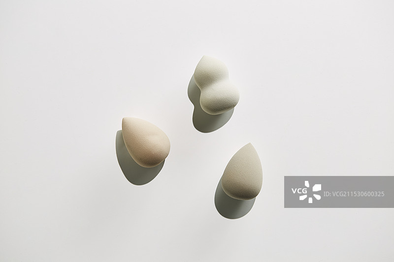 白色背景上的泡芙图片素材