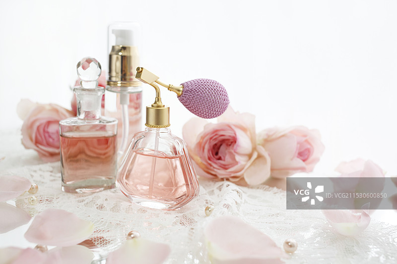 经典香水瓶、玫瑰和蕾丝图片素材