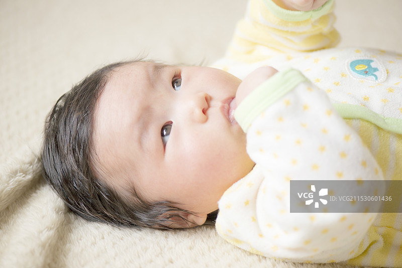 吮指的婴儿图片素材