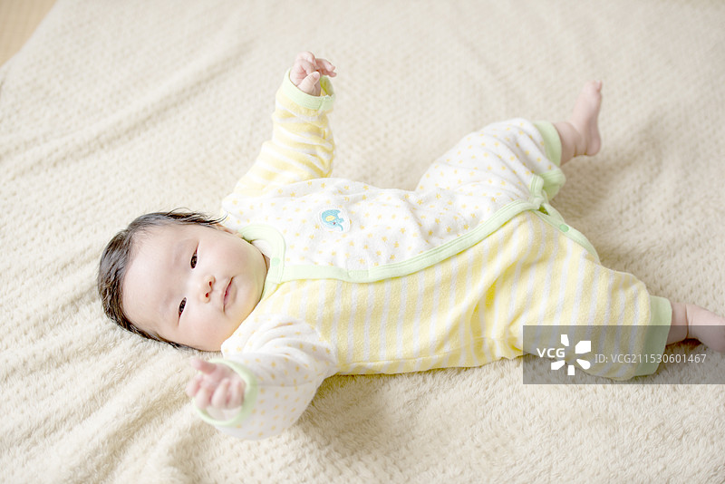 3个月大的婴儿，手脚剧烈活动图片素材