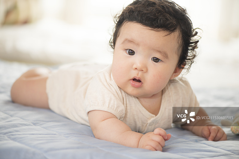 五个月大的宝宝可以爬吗？图片素材