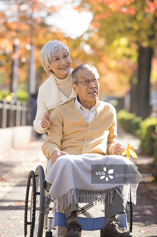 坐在轮椅上的老年夫妇图片素材
