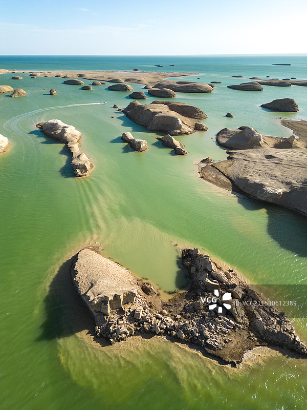 水上雅丹图片素材