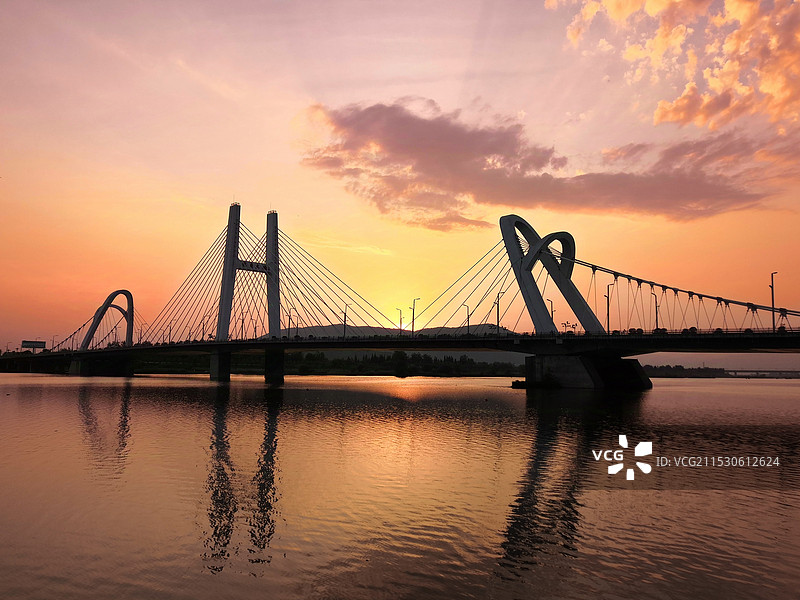 落日余晖下的城市景观图片素材