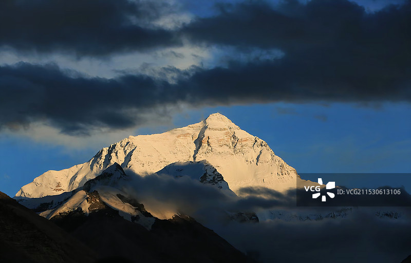 珠穆朗玛峰日照金山图片素材