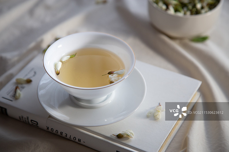 桌上茶的高角度视图图片素材