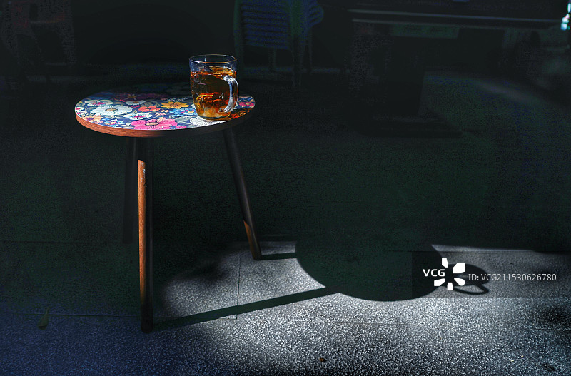 黑色背景下桌上饮料的特写镜头图片素材