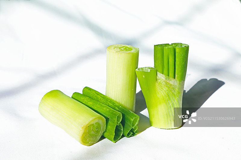 放在桌子上的大葱图片素材