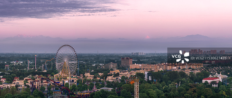 雪山下的极乐世界图片素材