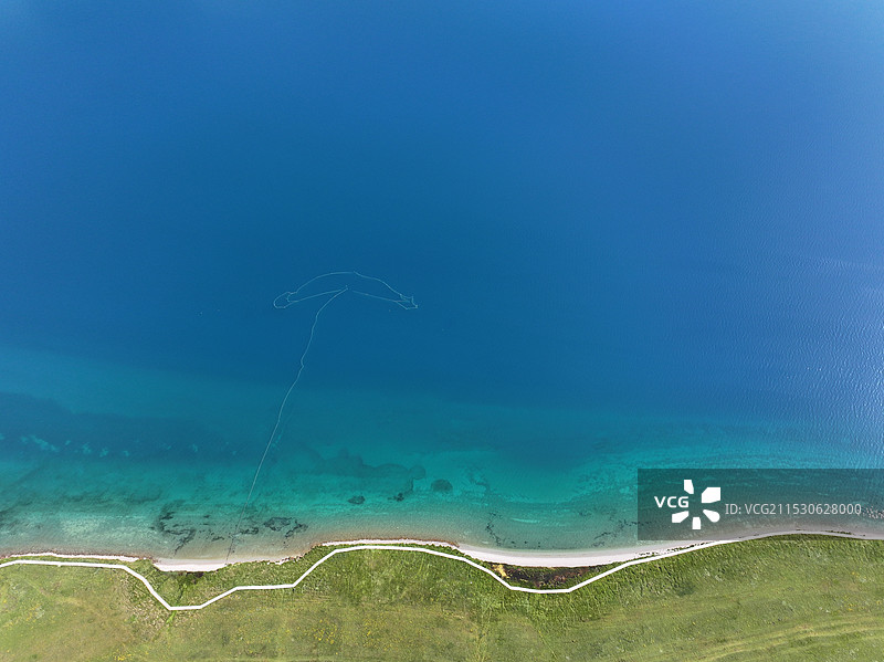 新疆塞里木湖图片素材