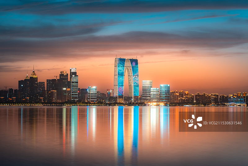 蓝调下的金鸡湖东方之门图片素材