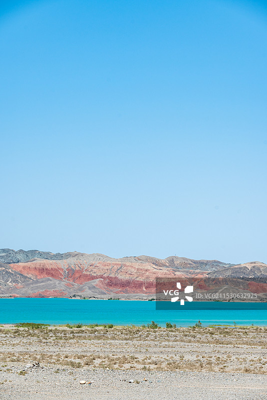 蓝天下甘肃嘉峪关市的黑山湖图片素材