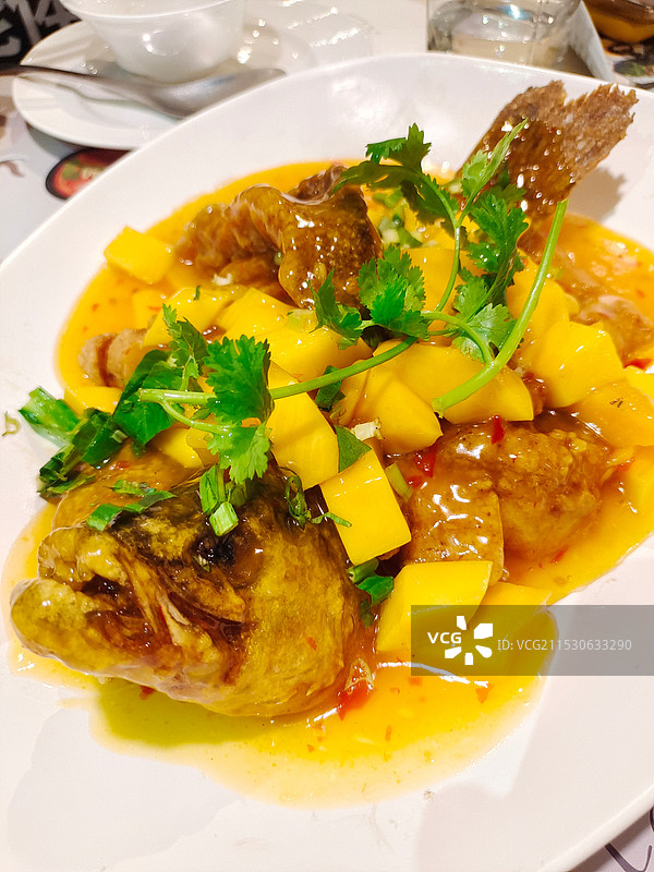 东南亚特色美食酸甜芒果鲈鱼特写图片素材