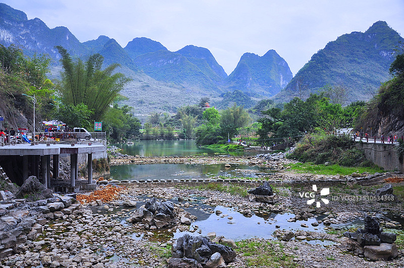 巴马长寿村远山小桥流水图片素材