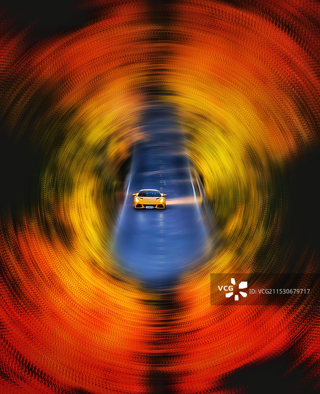 夜间道路灯光路径的高角度视图图片素材