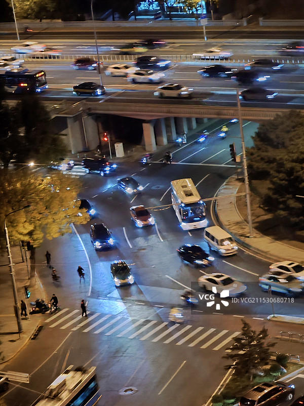 夜间道路交通的高角度视野图片素材