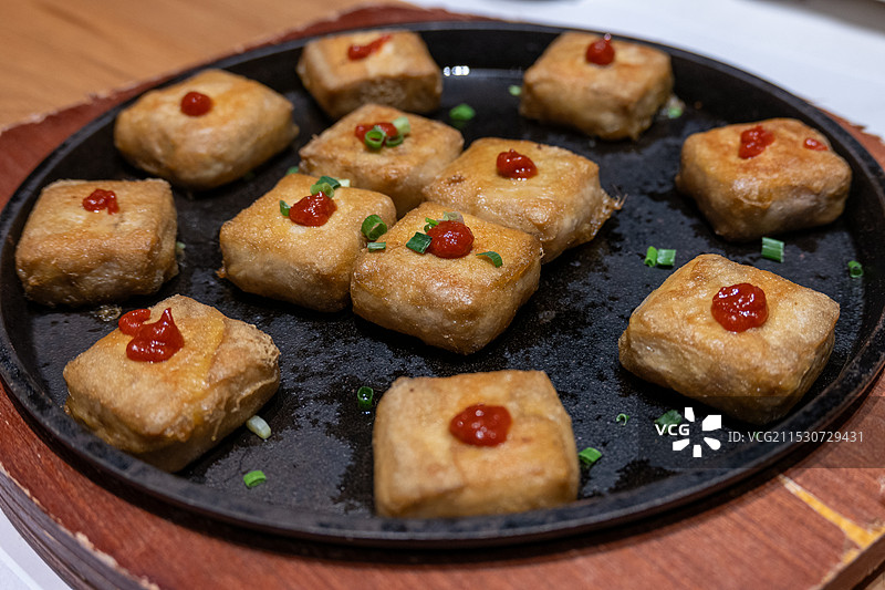 餐桌上的毛豆腐的特写镜头图片素材