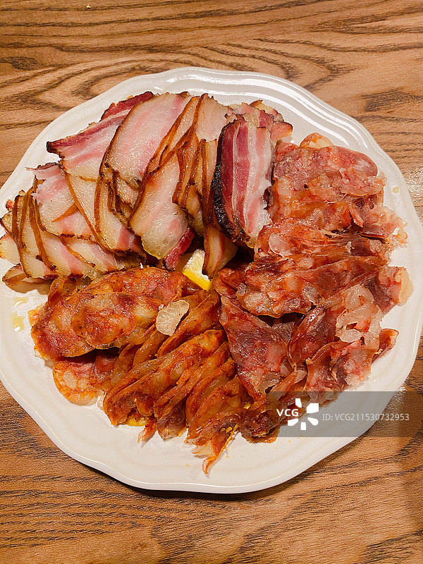 餐桌上盘子里的香肠腊肉的高角度视图图片素材