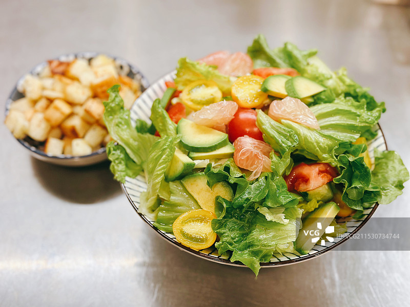 餐桌上碗中沙拉的高角度视图图片素材