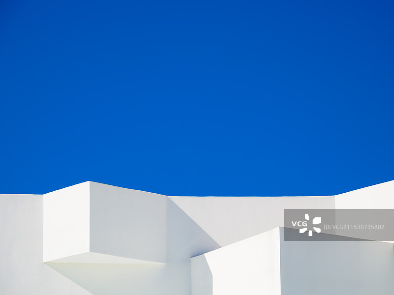 蓝天下建筑物的低角度视图图片素材