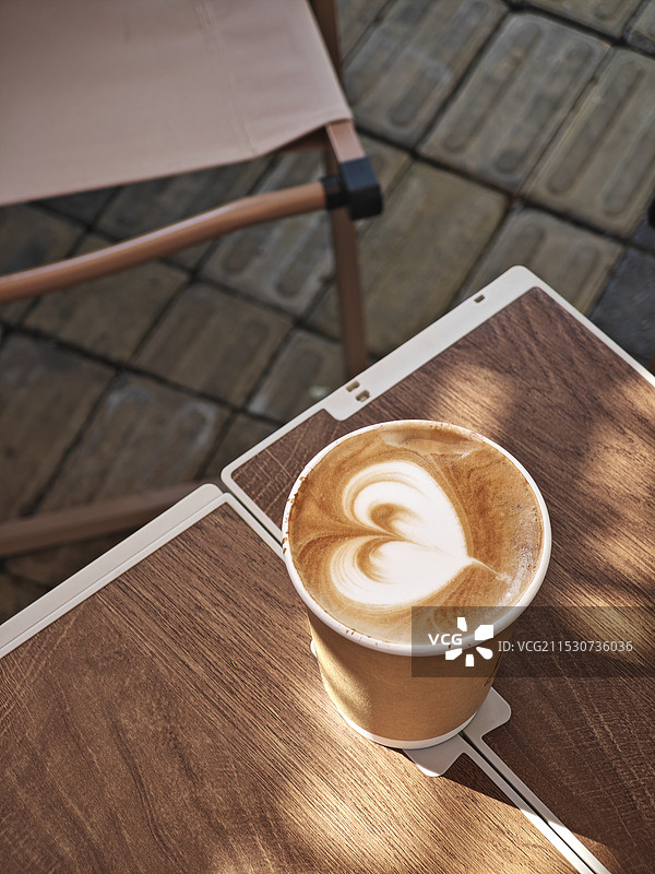 桌上卡布奇诺的高角度视图图片素材