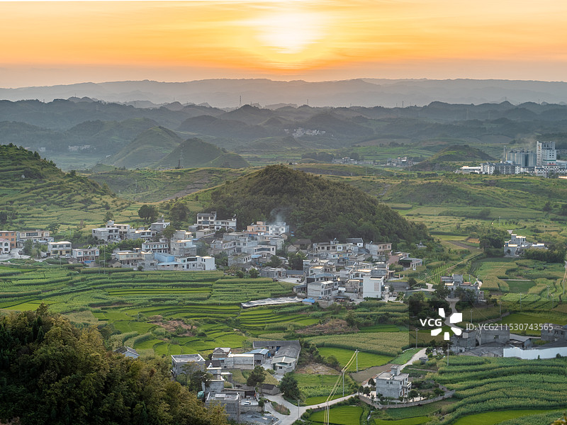 黔西南万千大山中的小山村图片素材
