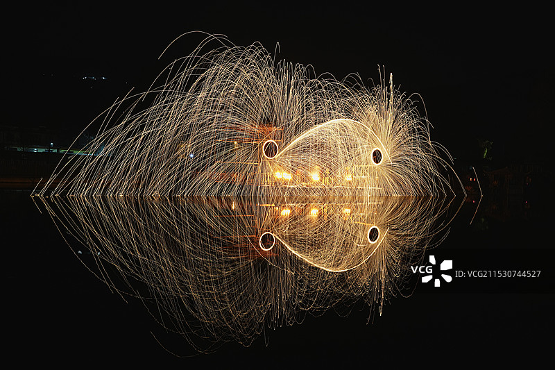 夜间打铁花表演的低角度视角图片素材