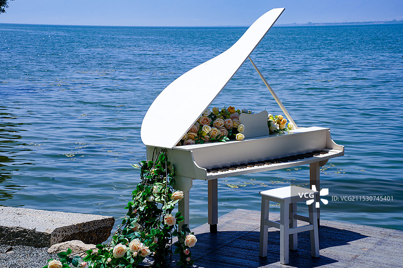 海上码头钢琴图片素材