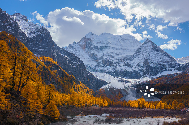 稻城亚丁金秋十月图片素材