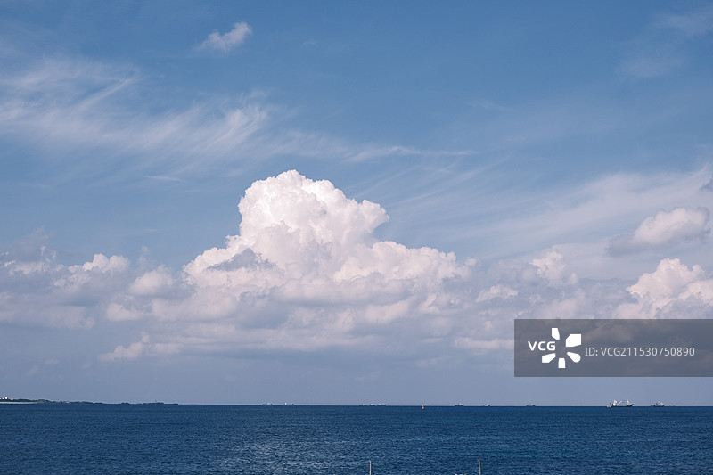 牛岛的海与云图片素材