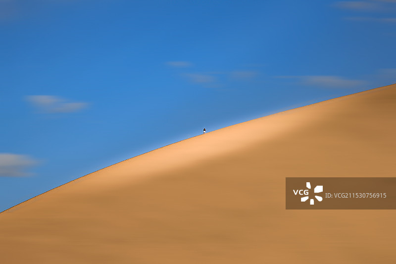 蓝天下的沙漠风光图片素材