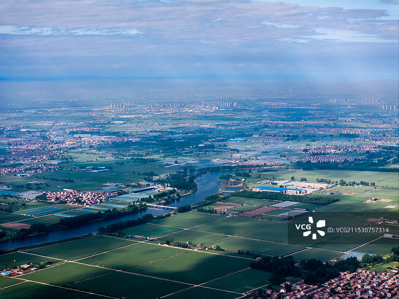 贾汪区大洞山脚下，星罗棋布的麦田图片素材