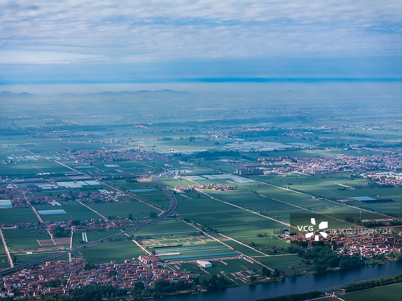贾汪区大洞山脚下，星罗棋布的麦田图片素材
