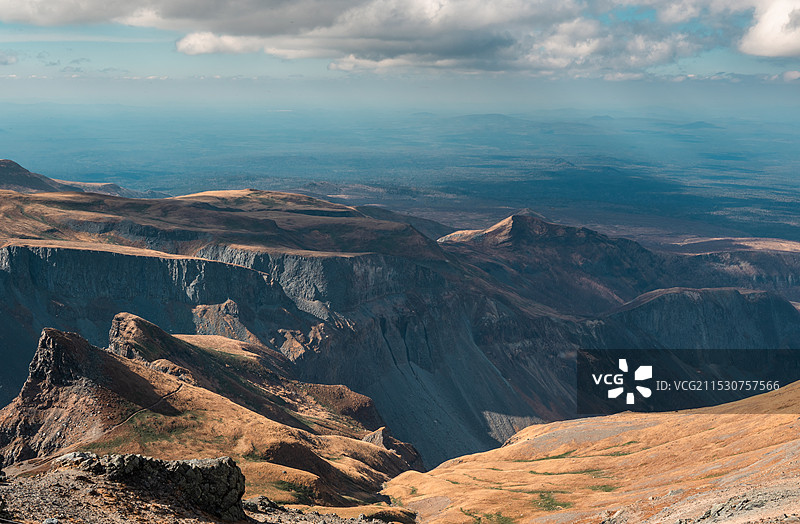 多云天空下的长白山西坡图片素材