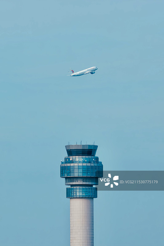 飞机和塔台图片素材