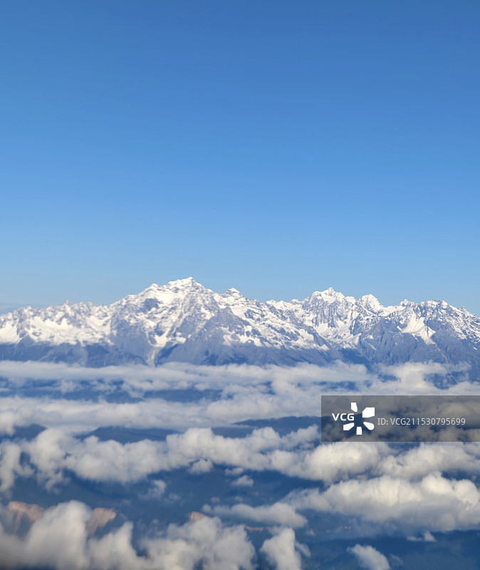 蓝天映衬下的玉龙雪山美景图片素材