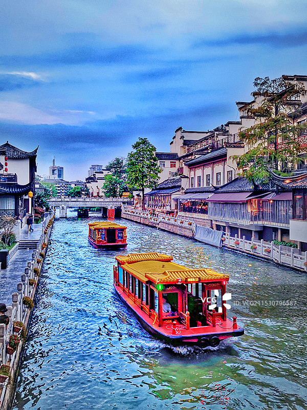 日落时～接连而来的观光船图片素材