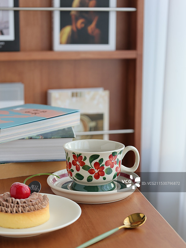 书桌上的咖啡和蛋糕图片素材