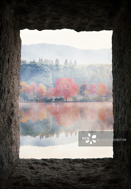 石中“画”秋图片素材