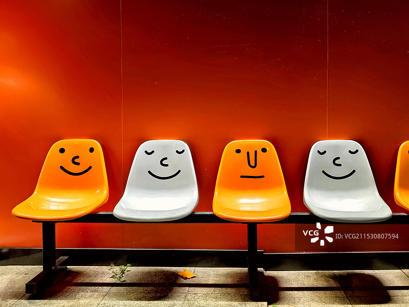 橙色墙上的拟人笑脸特写镜头图片素材